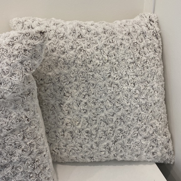 Bedford Cottage set of 2 rose petal pillow - Picture 5 of 7